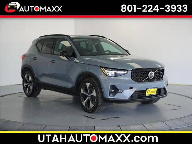 2023 VOLVO XC40