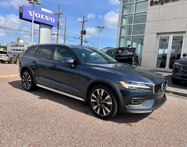 2023 VOLVO V60CC