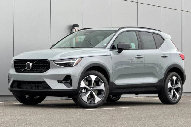 2026 VOLVO XC40