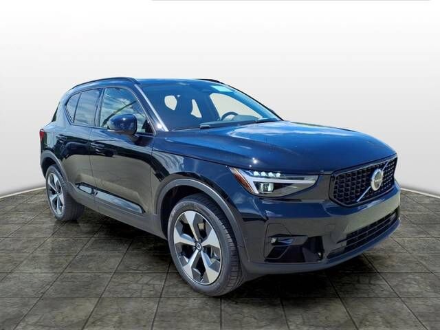 2026 VOLVO XC40