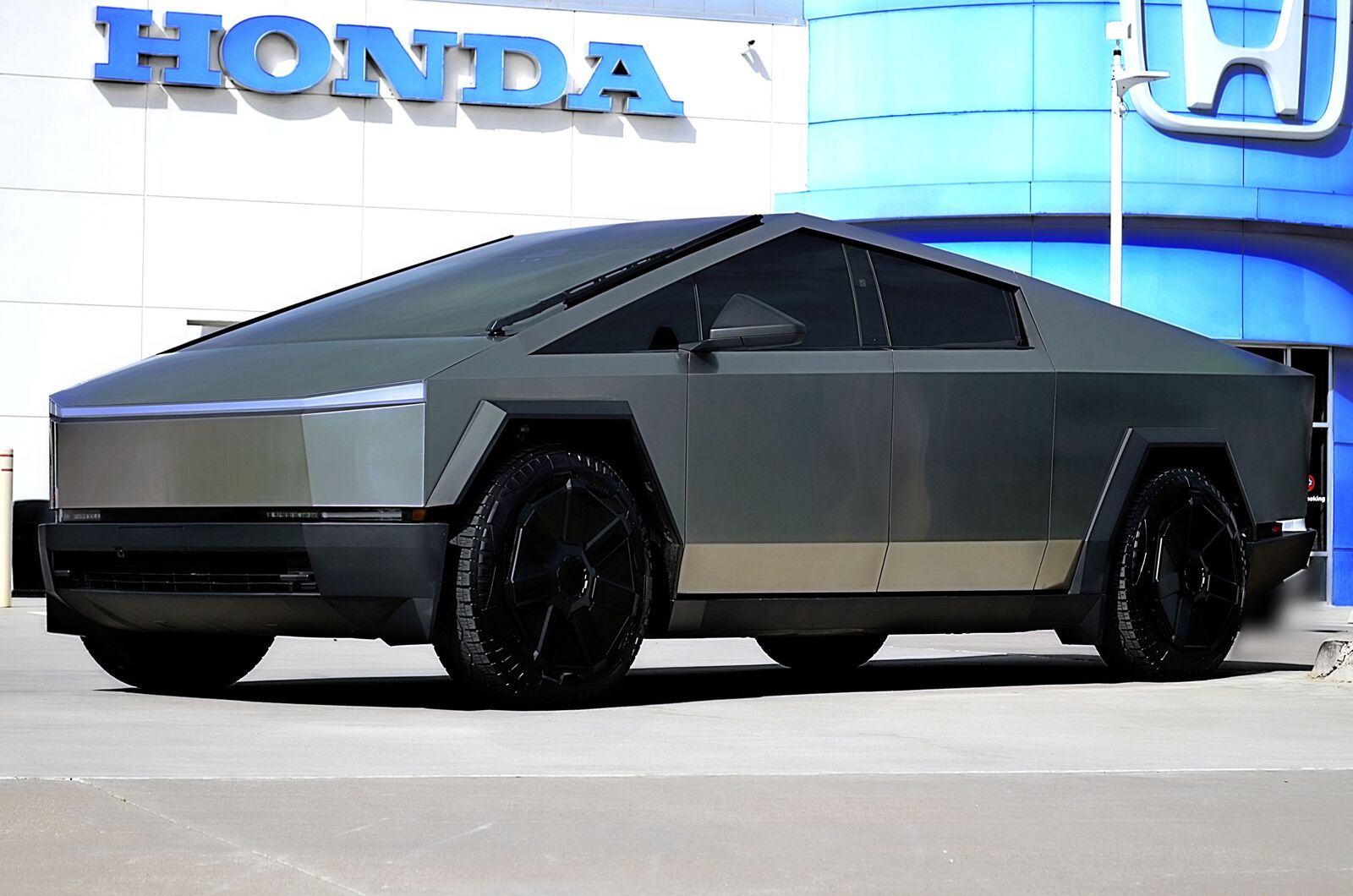 2024 TESLA Cybertruck