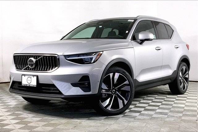 2025 VOLVO XC40