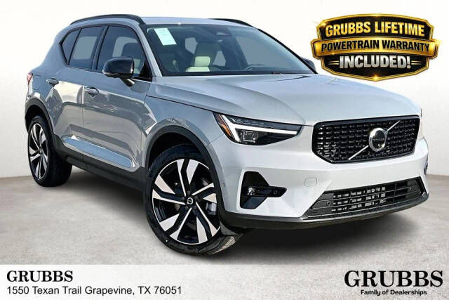 2026 VOLVO XC40