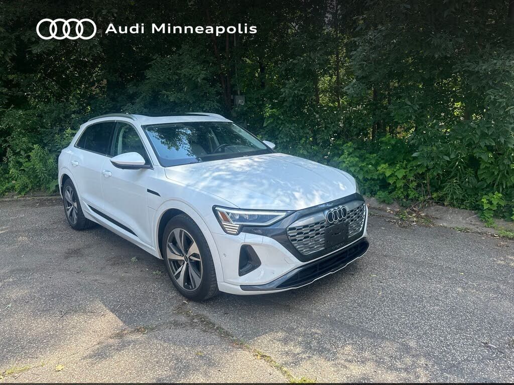 2024 AUDI Q8