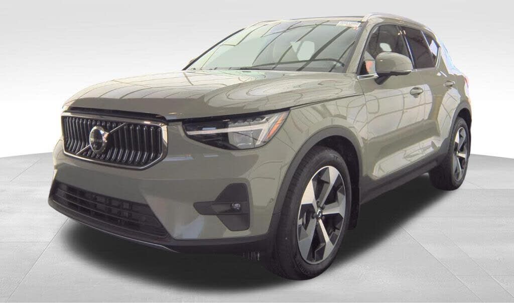 2025 VOLVO XC40