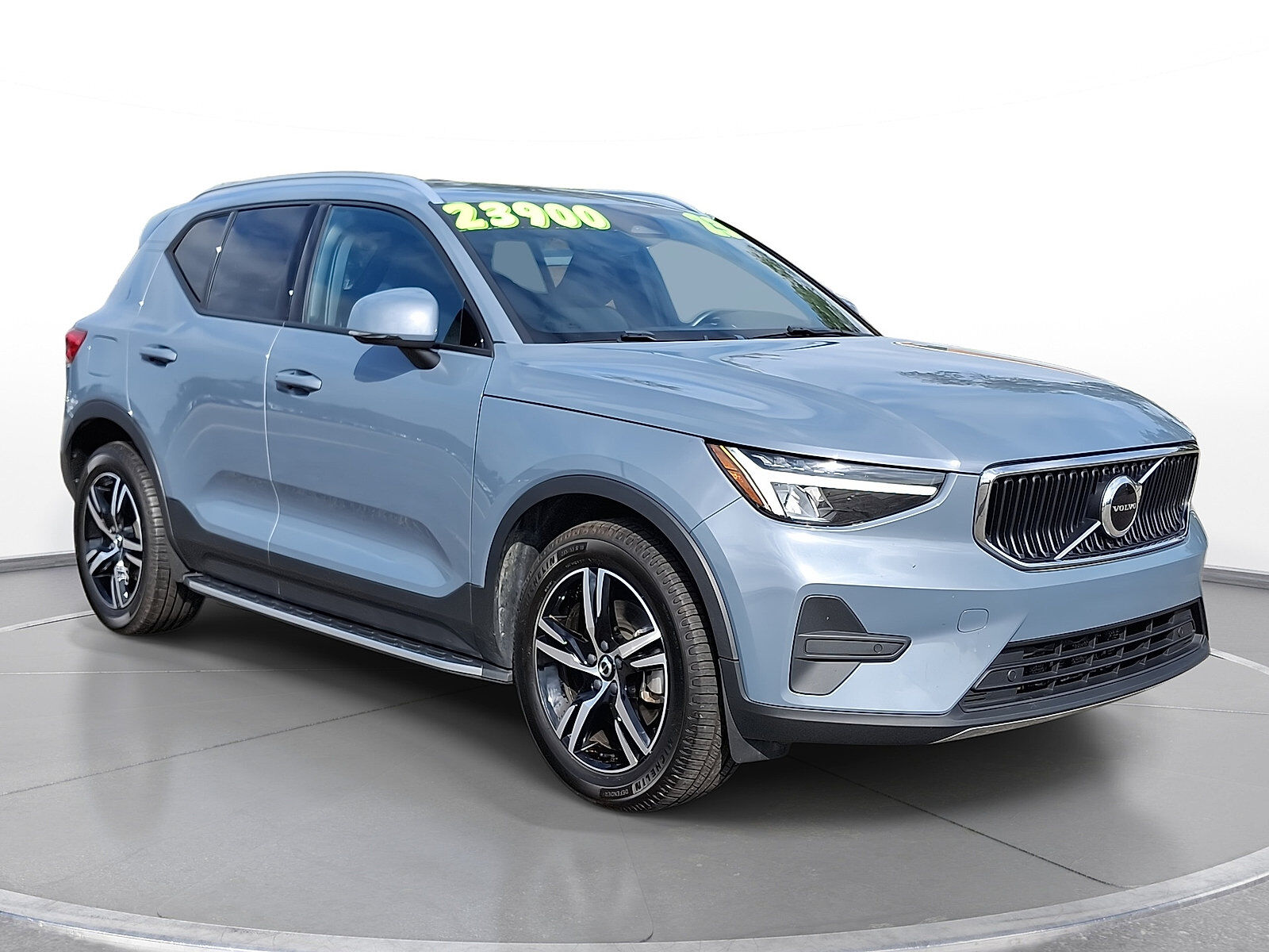 2023 VOLVO XC40