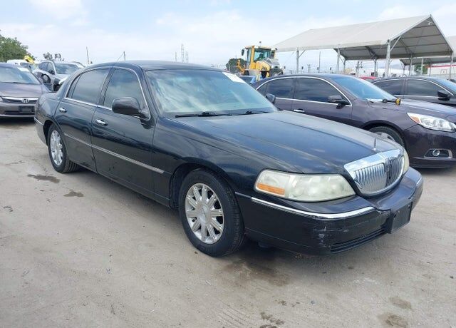 2011 LINCOLN Town Car