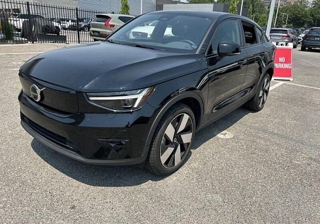 2023 VOLVO C40