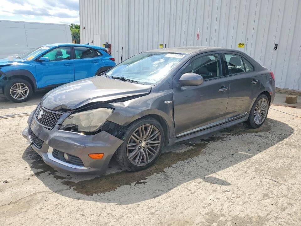 2013 SUZUKI Kizashi