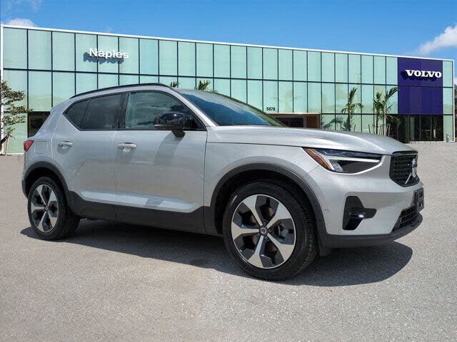 2025 VOLVO XC40