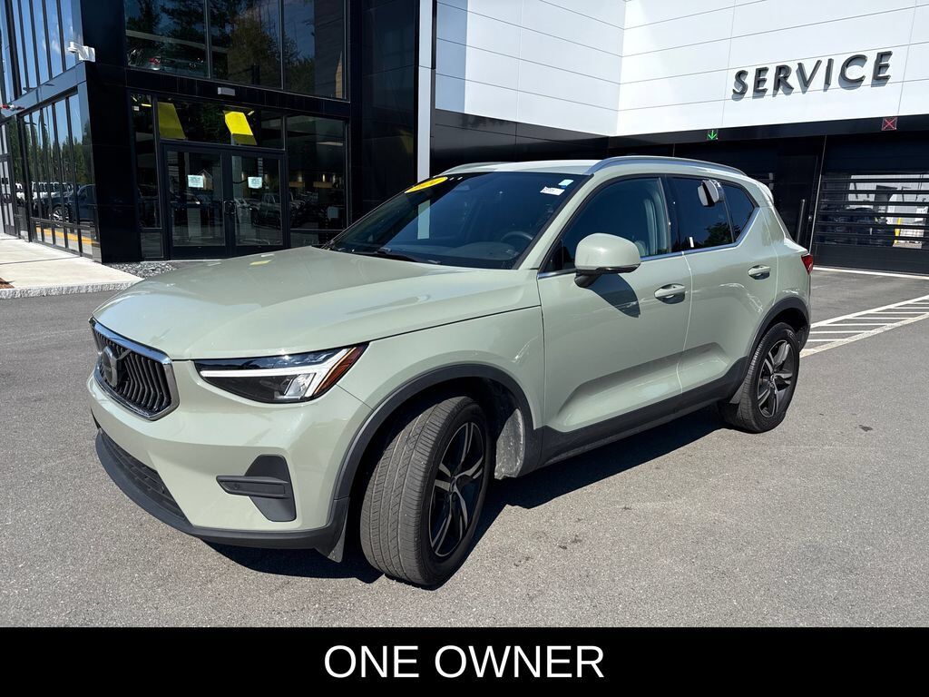 2024 VOLVO XC40