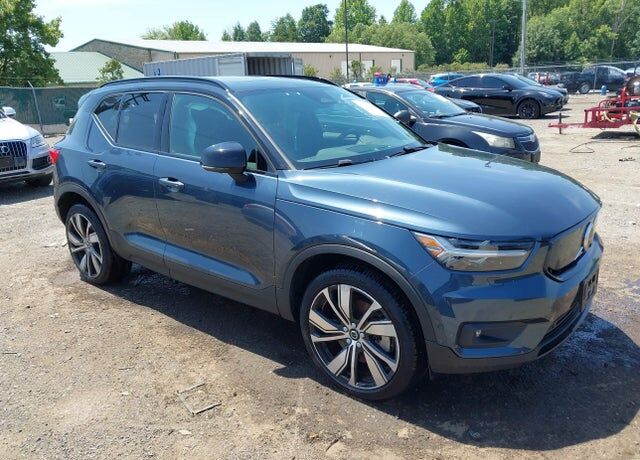 2022 VOLVO XC40