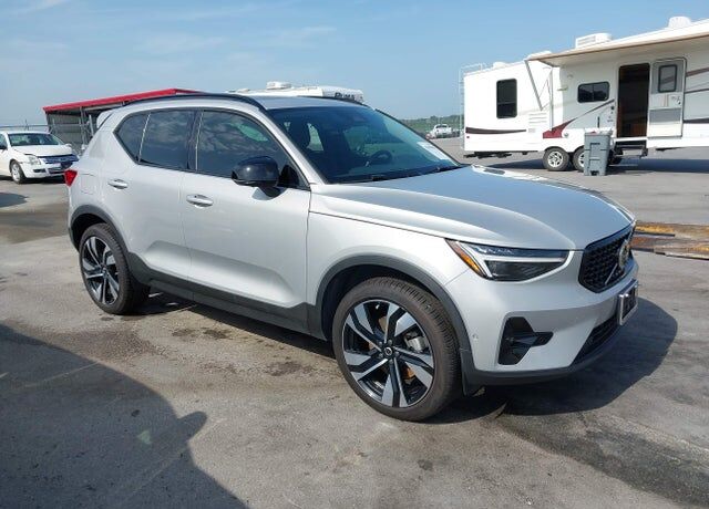 2023 VOLVO XC40