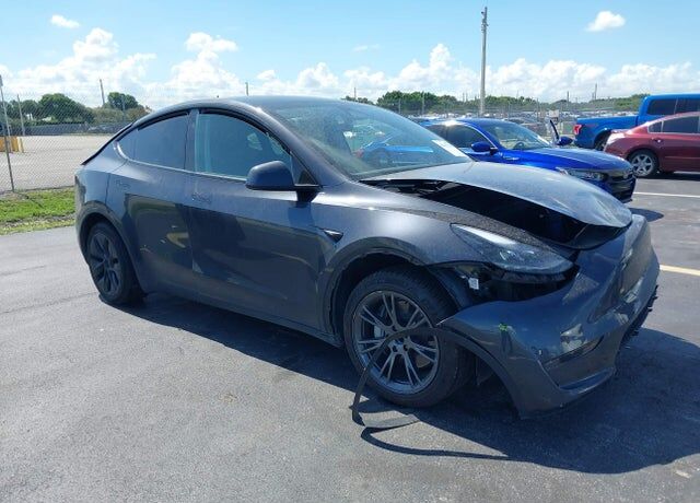 2025 TESLA Model Y