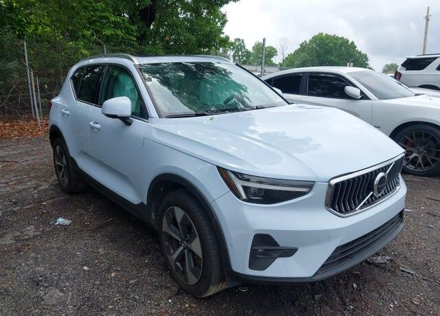 2025 VOLVO XC40