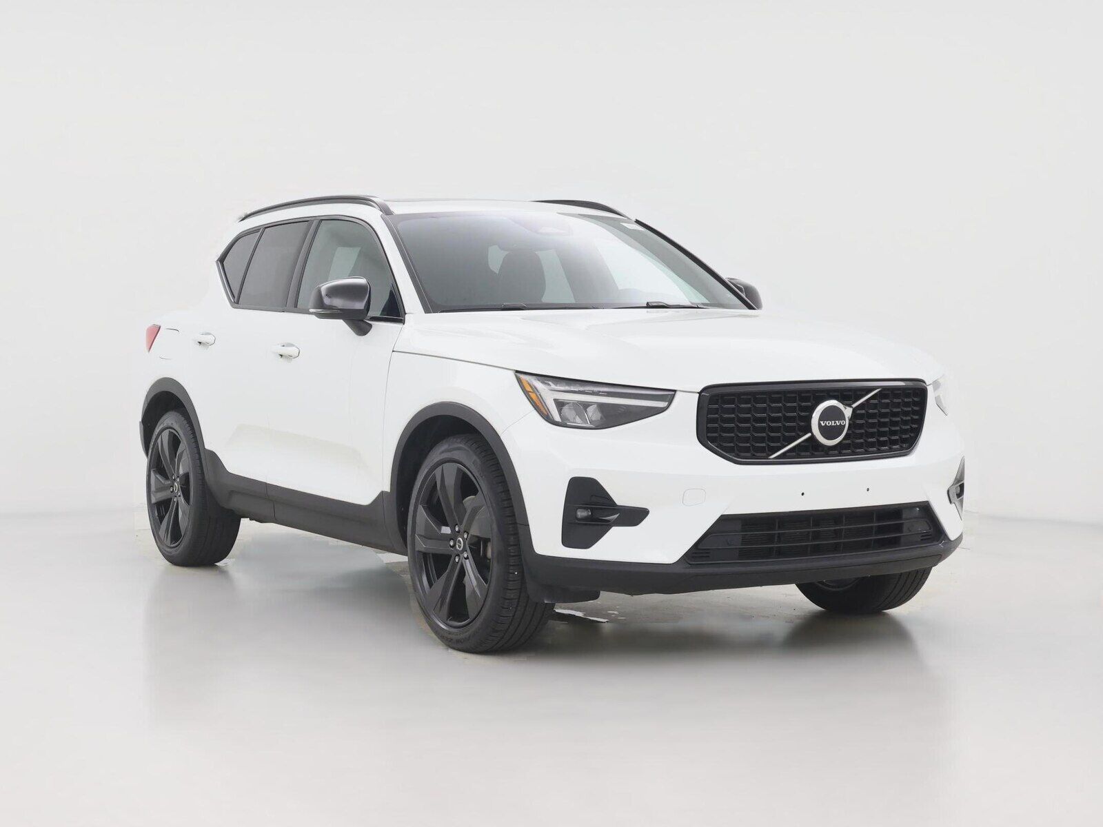 2023 VOLVO XC40
