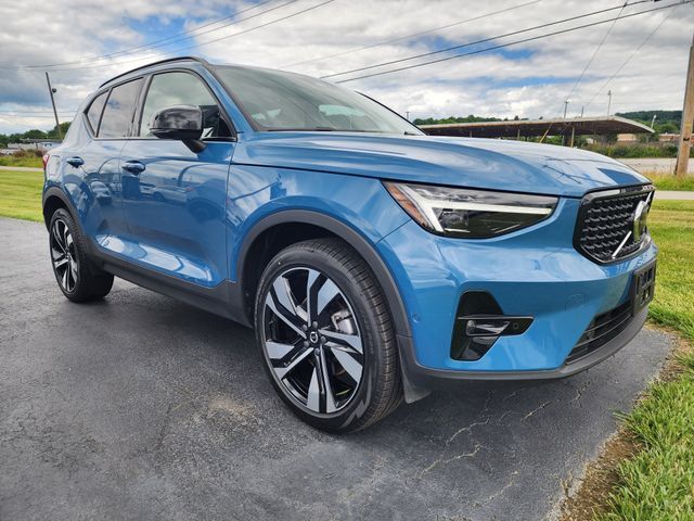 2023 VOLVO XC40