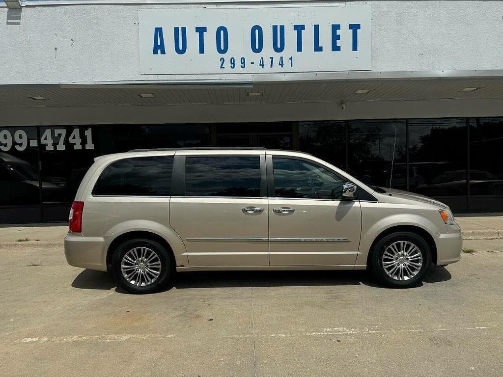 2013 CHRYSLER Town and Country