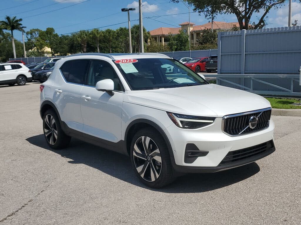 2025 VOLVO XC40