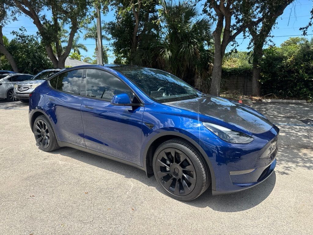 2025 TESLA Model Y
