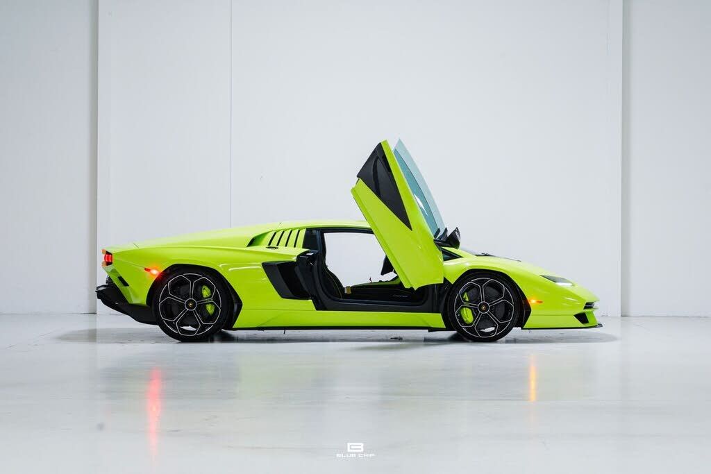 2022 LAMBORGHINI Aventador