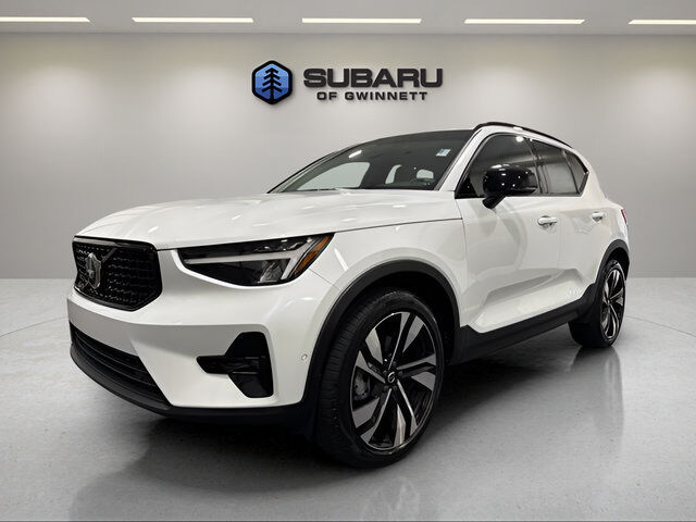 2023 VOLVO XC40