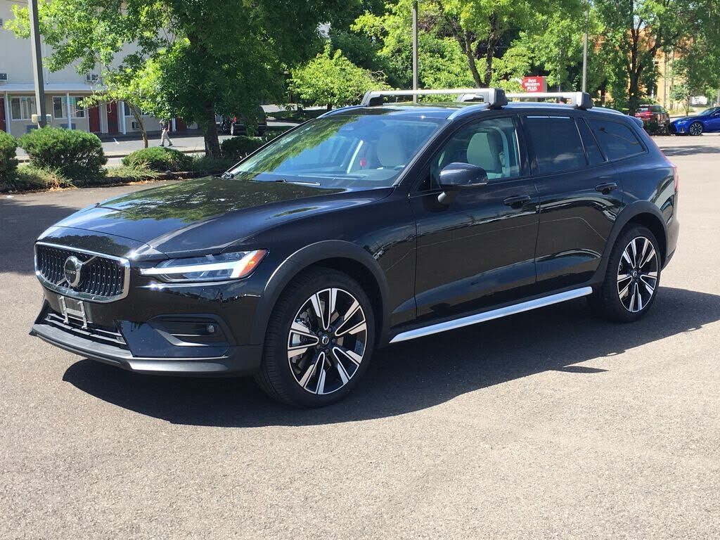 2025 VOLVO V60CC