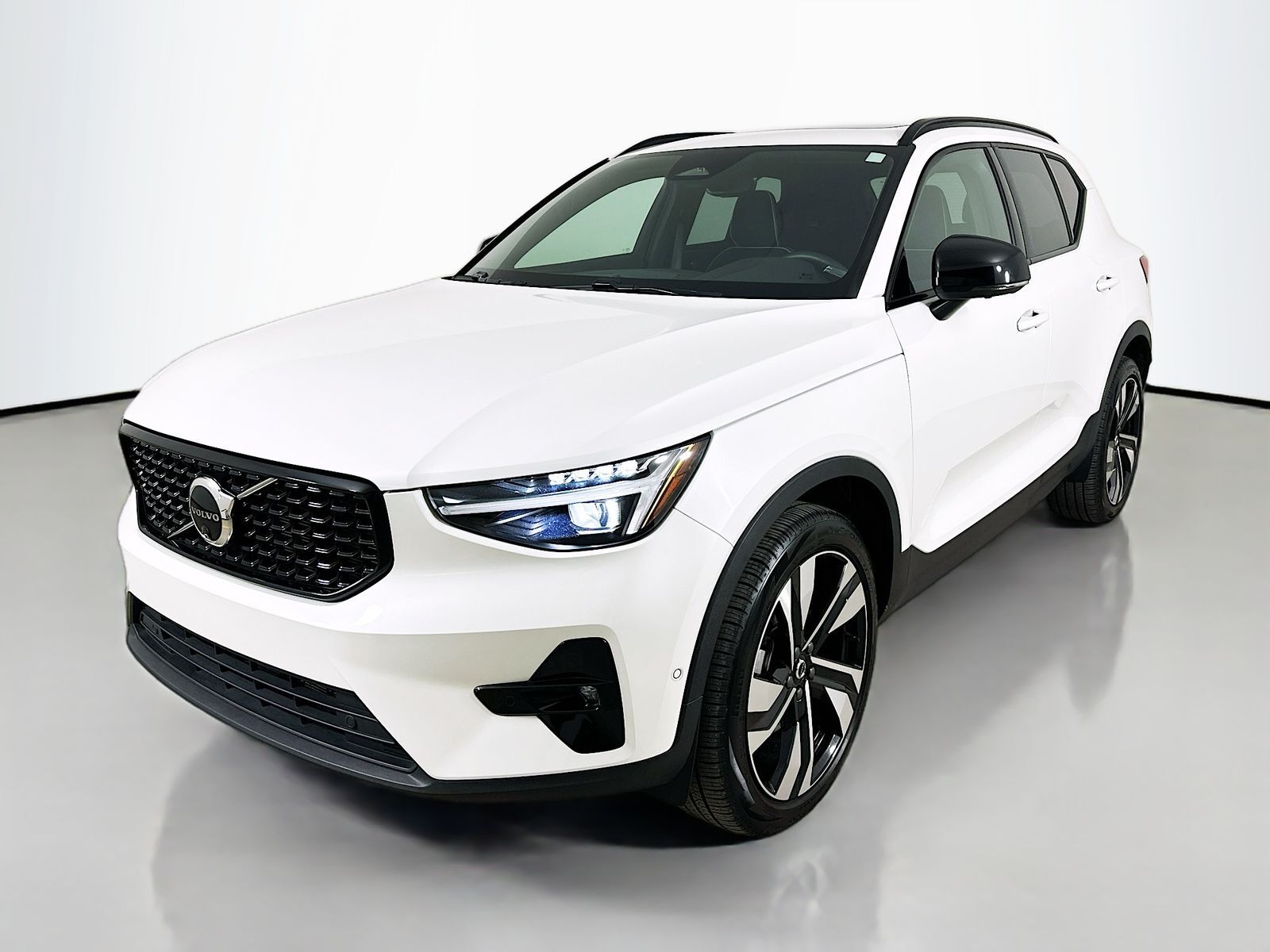 2024 VOLVO XC40
