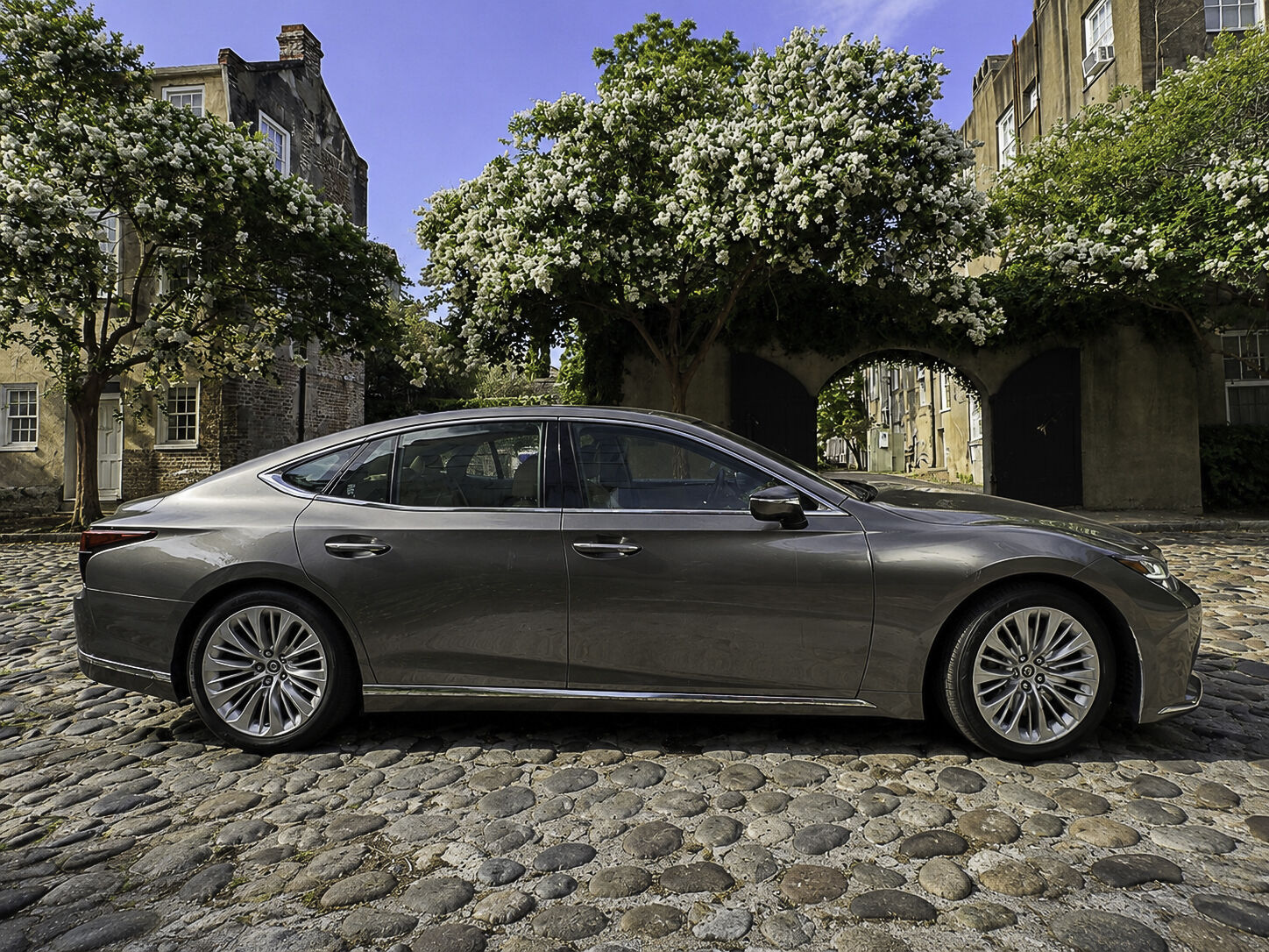 2022 LEXUS LS