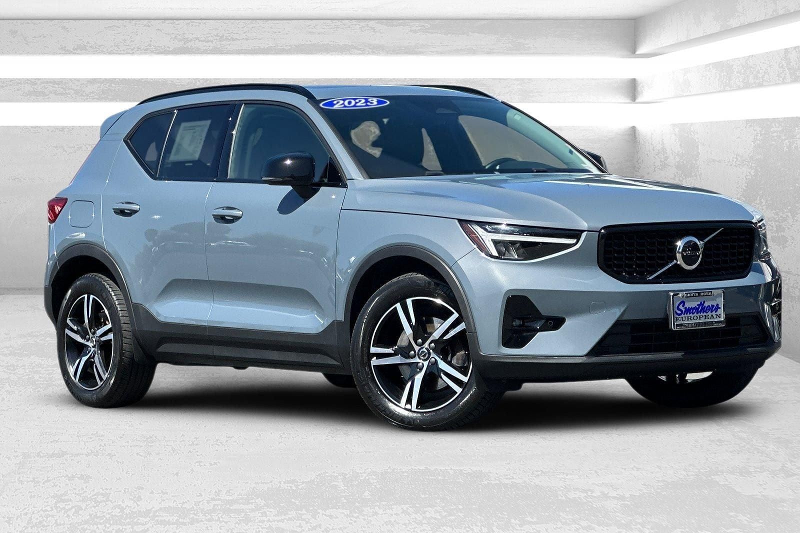 2023 VOLVO XC40