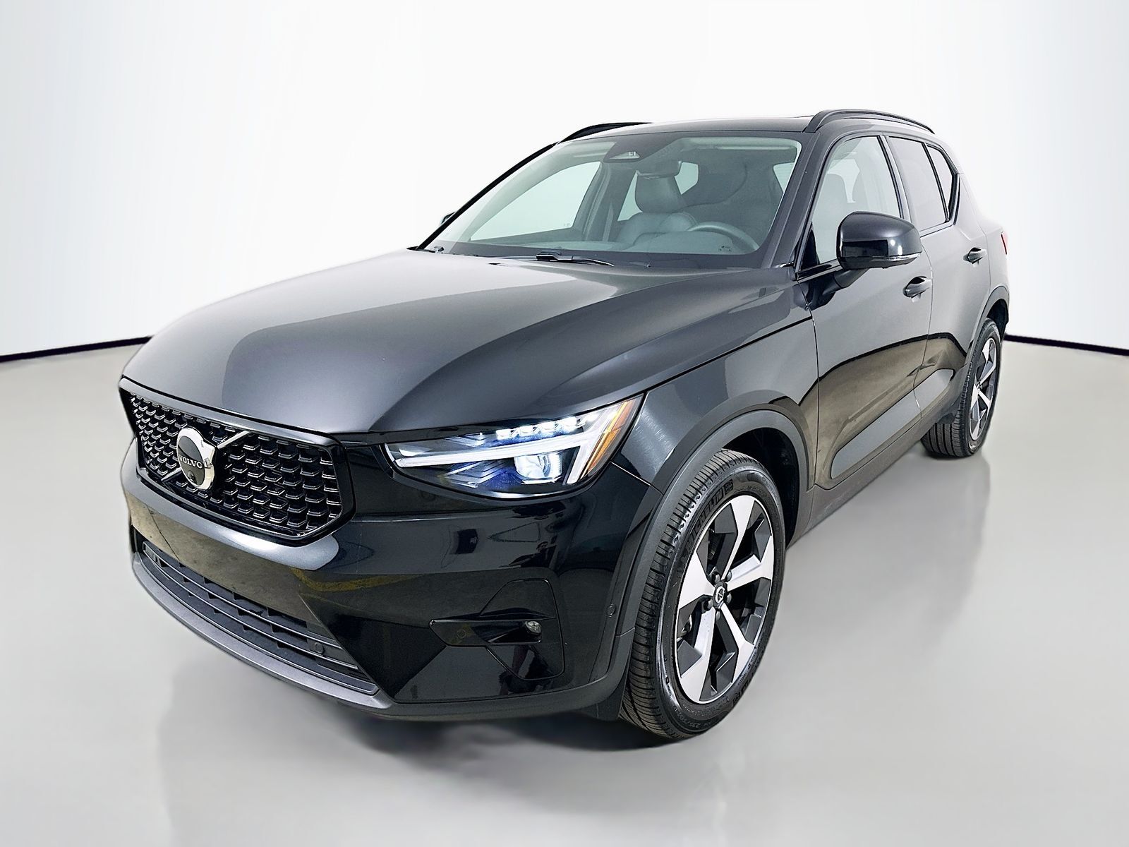 2026 VOLVO XC40