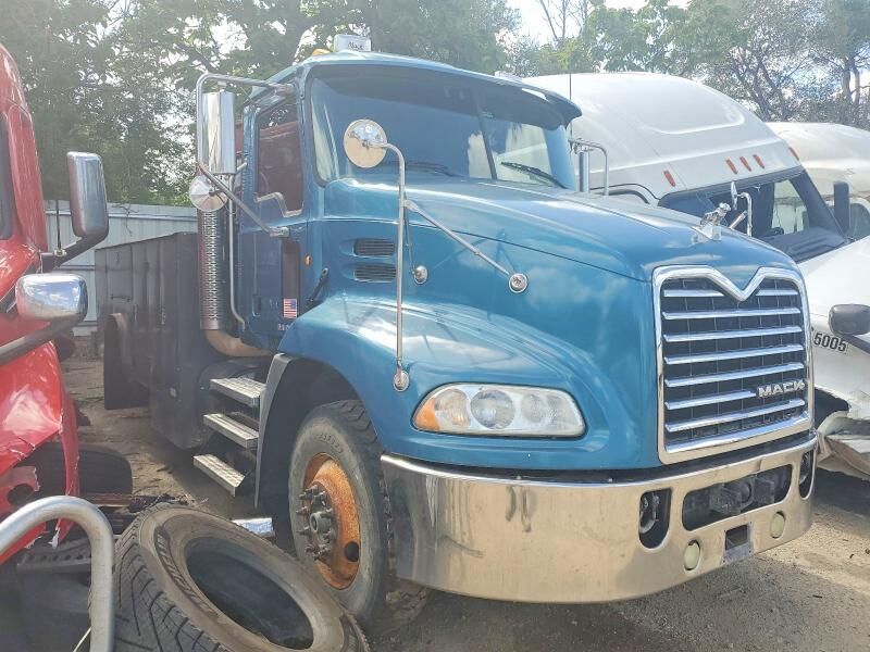 2013 MACK CXU
