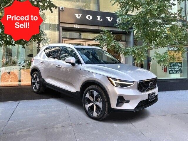 2023 VOLVO XC40