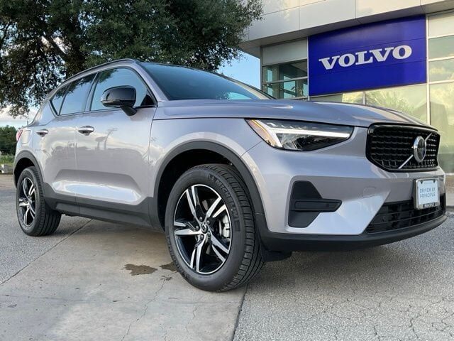 2026 VOLVO XC40