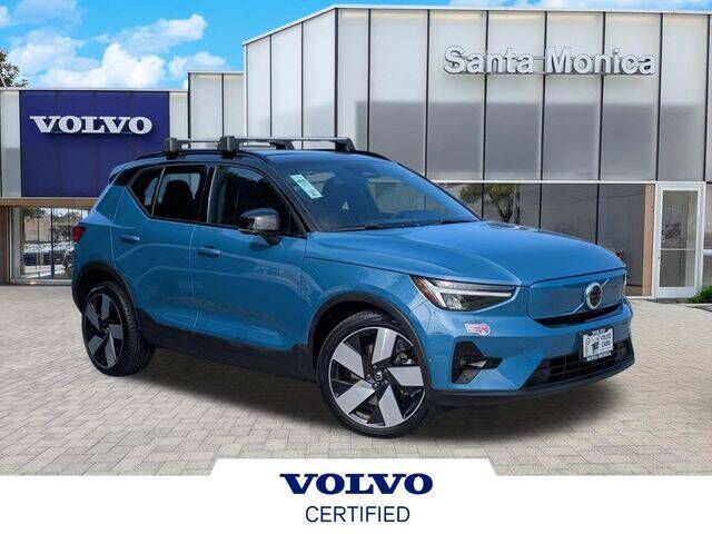 2023 VOLVO XC40