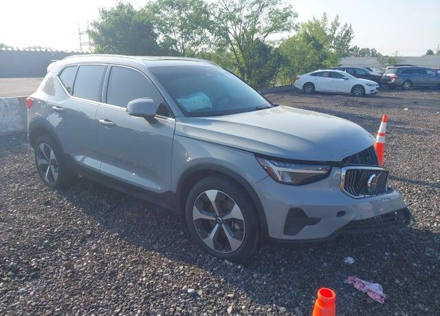 2025 VOLVO XC40