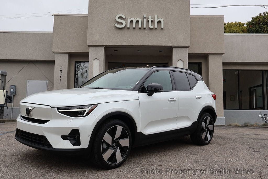 2023 VOLVO XC40