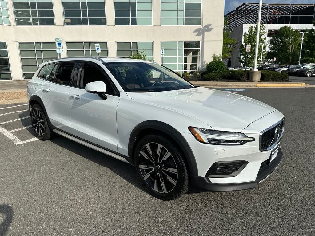 2020 VOLVO V60CC