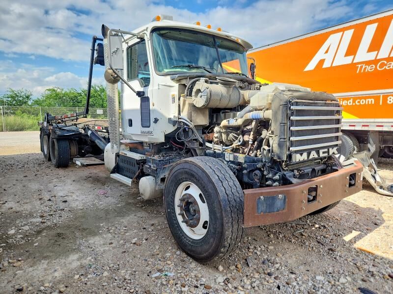 2013 MACK GU