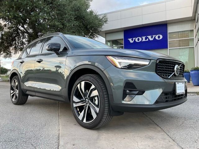 2026 VOLVO XC40