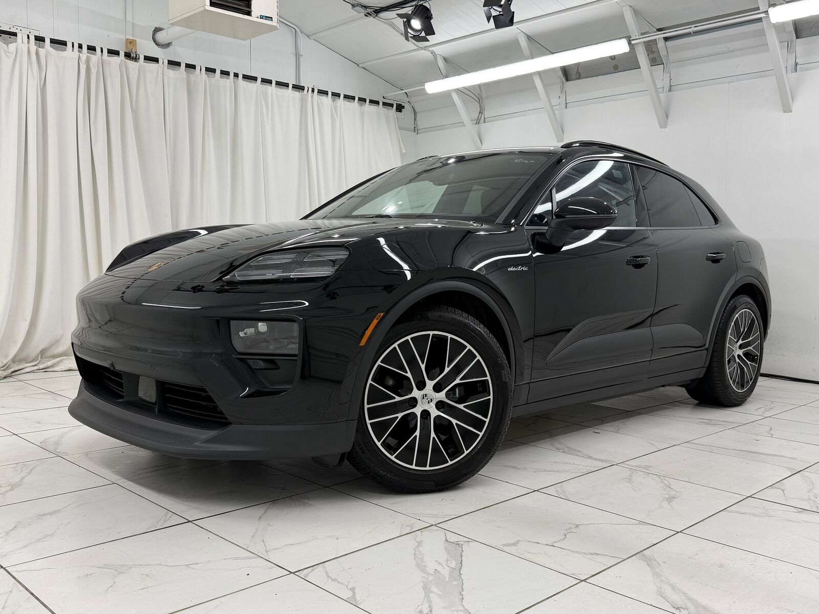 2025 PORSCHE Macan