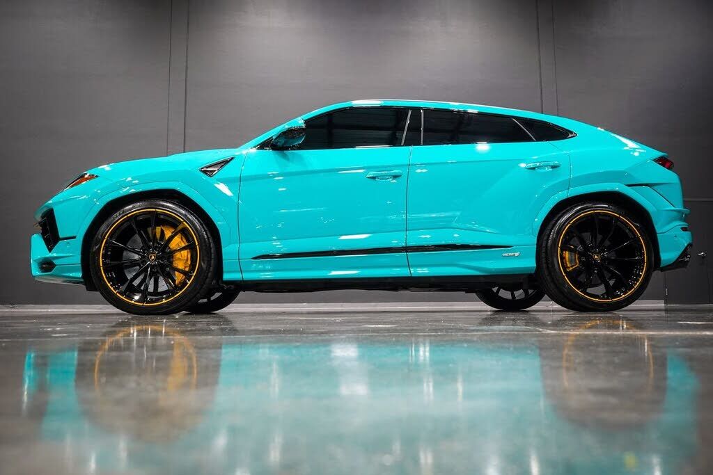 2024 LAMBORGHINI URUS