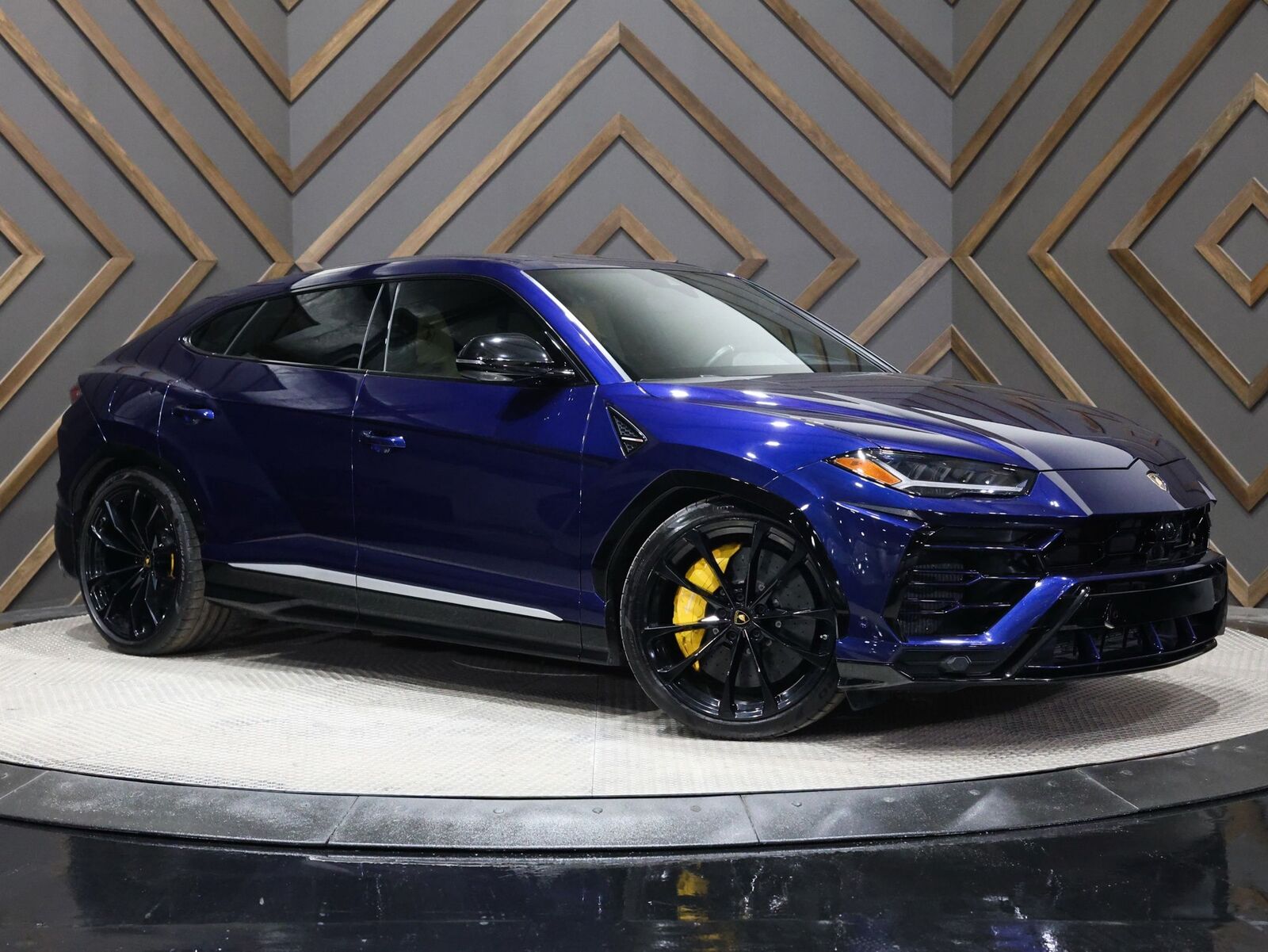 2019 LAMBORGHINI URUS