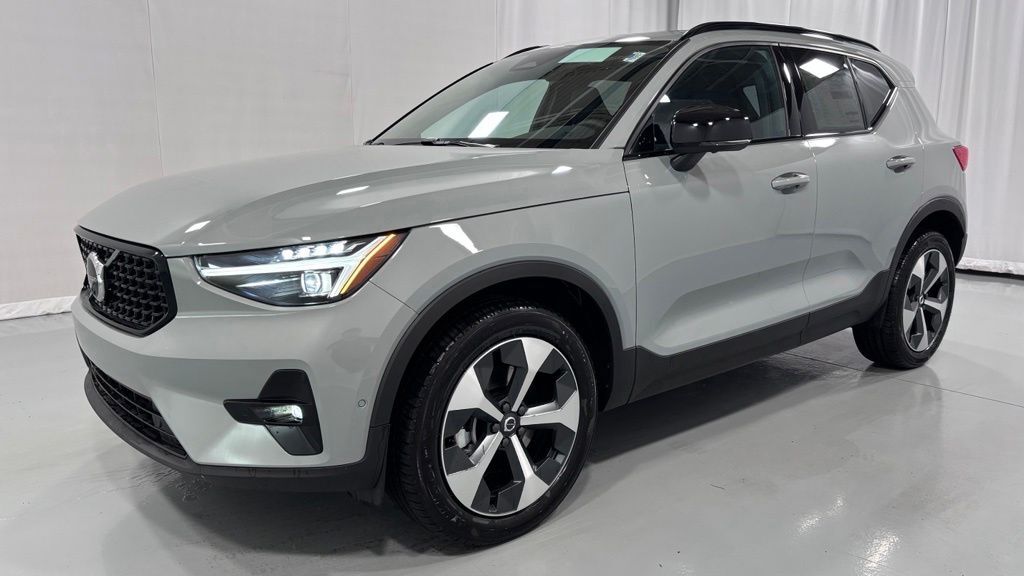 2026 VOLVO XC40