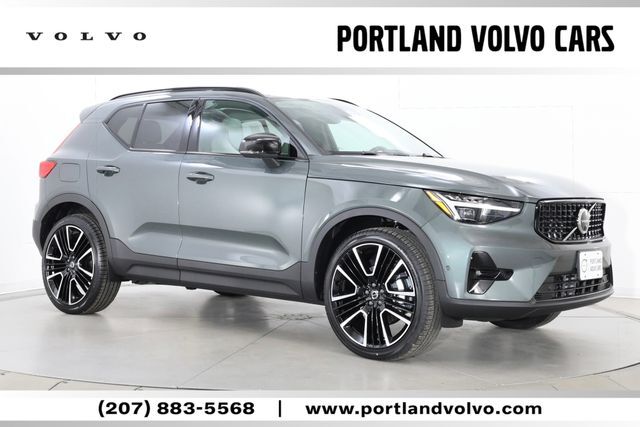 2026 VOLVO XC40