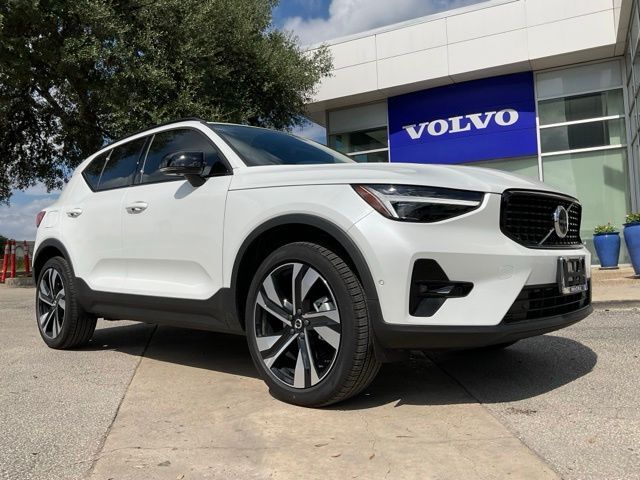 2026 VOLVO XC40