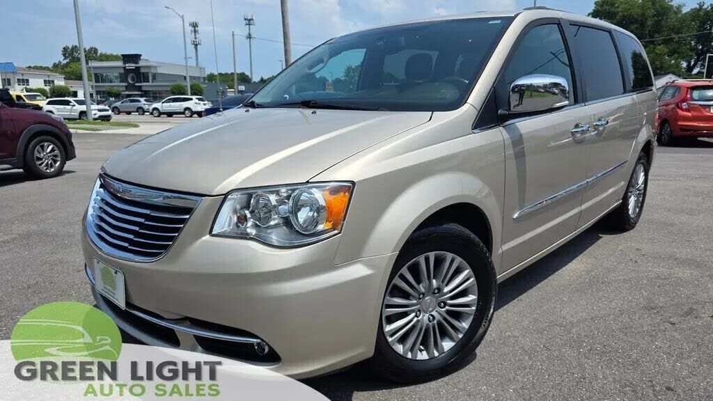 2016 CHRYSLER Town and Country