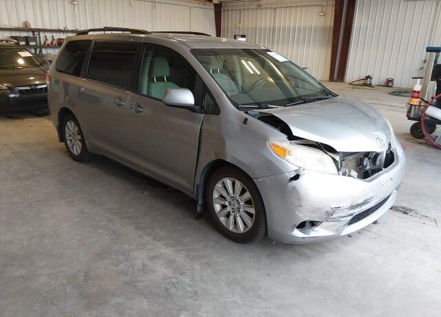 2012 TOYOTA Sienna