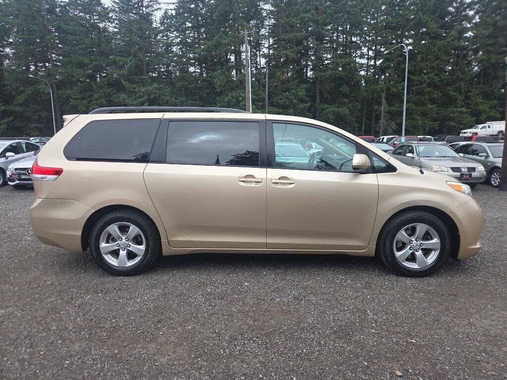 2011 TOYOTA Sienna
