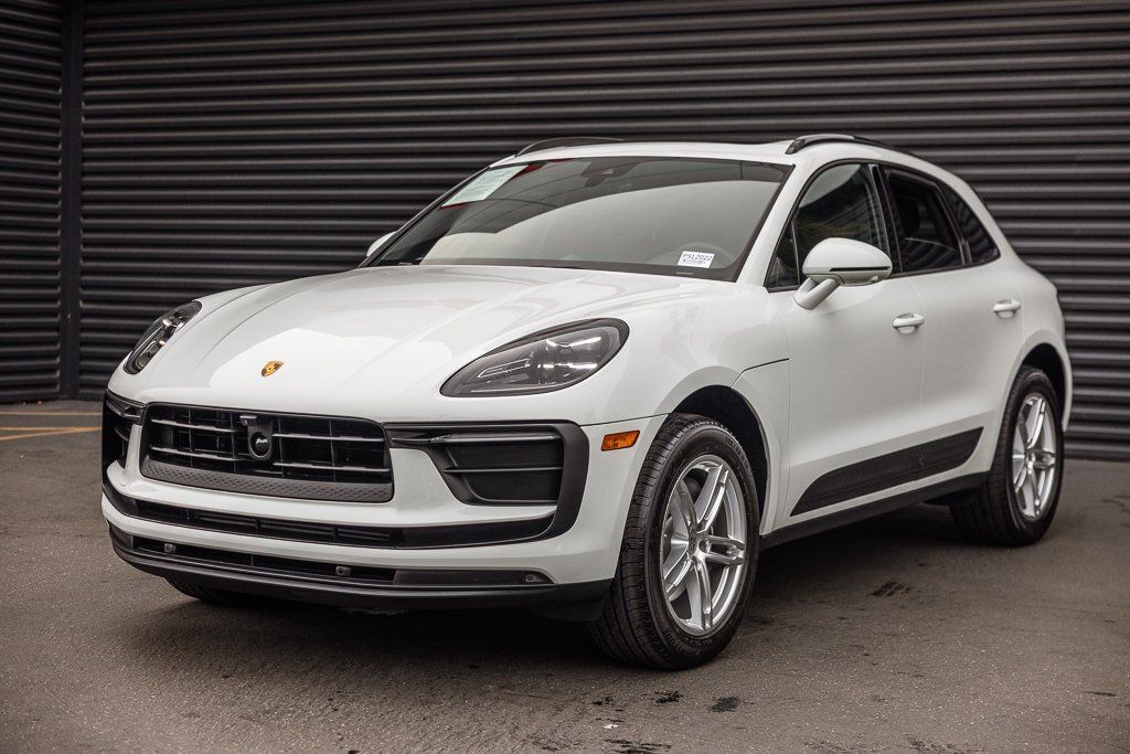 2025 PORSCHE Macan